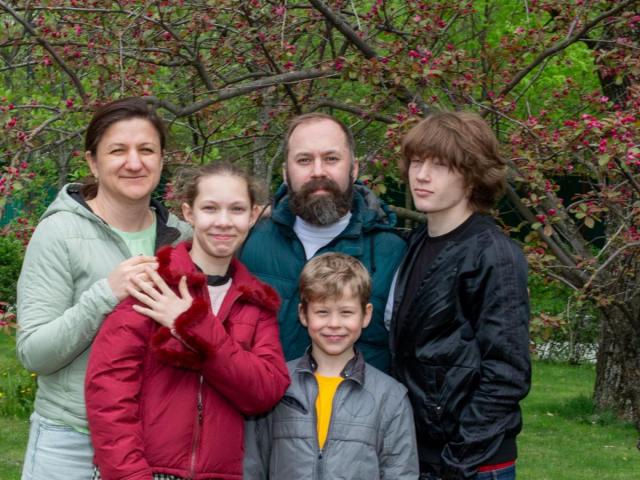 Помочь приемным родителям: сбор на работу психологов